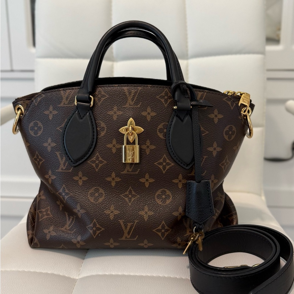 LIKE NEW AUTHENTIC LOUIS VUITTON FLOWER ZIPPED TOTE MM
